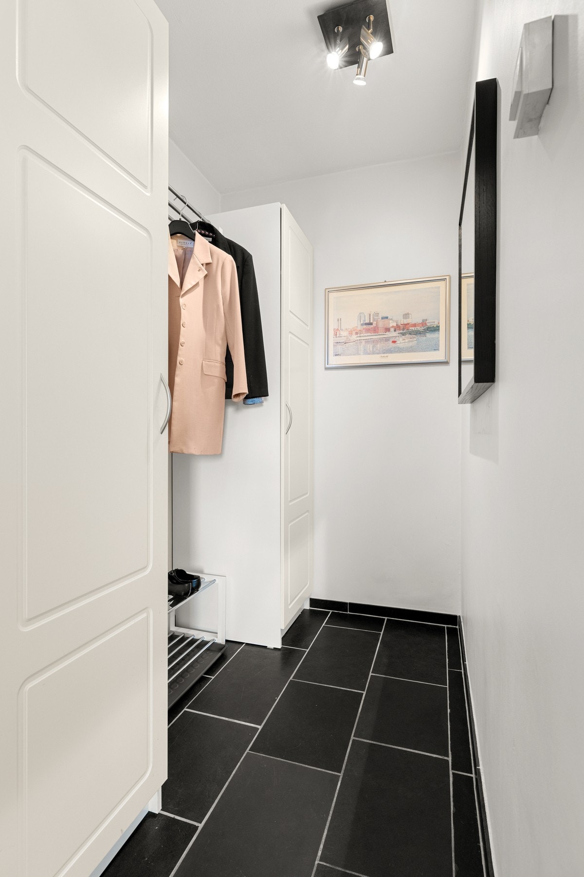 Garderobe i tilknytning til entré- Galleribilde