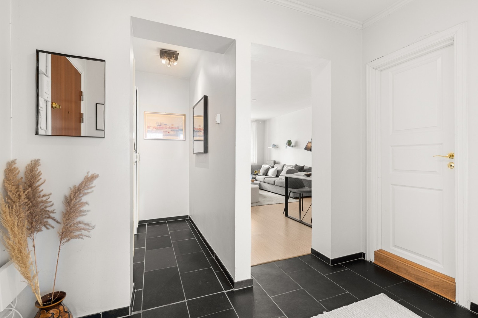 Entré med romslig garderobe i tilknytning. Galleribilde