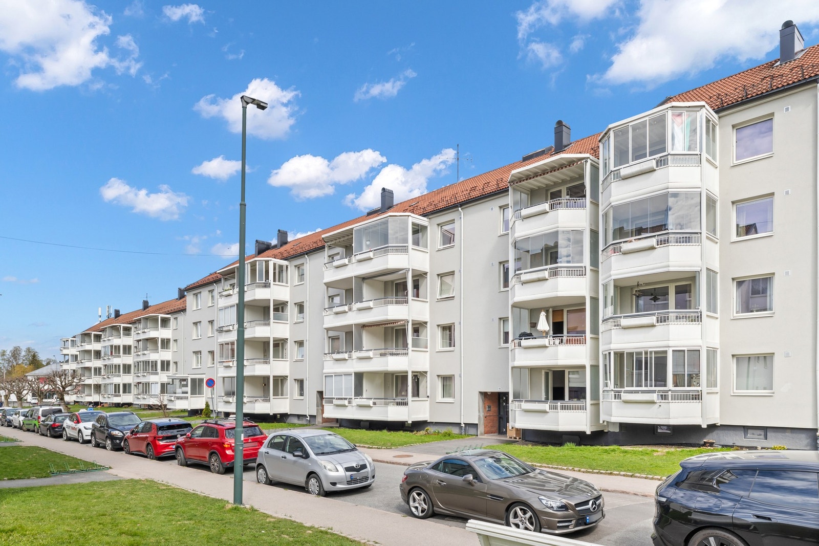 Fra boligen er det gangavstand til Lambertseter senter, offentlig kommunikasjon (buss og t-bane) og dagligvarebutikker. Galleribilde