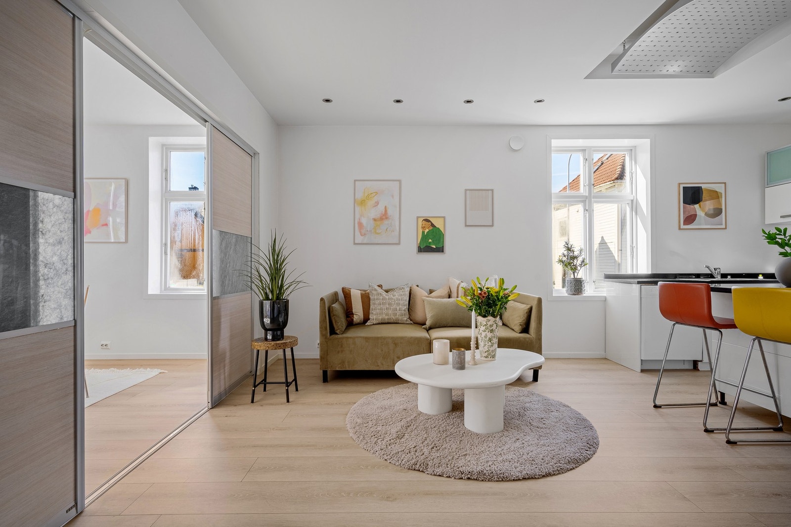 Leiligheten fremstår som moderne og velholdt, med en god planløsning som utnytter arealet optimalt. Galleribilde
