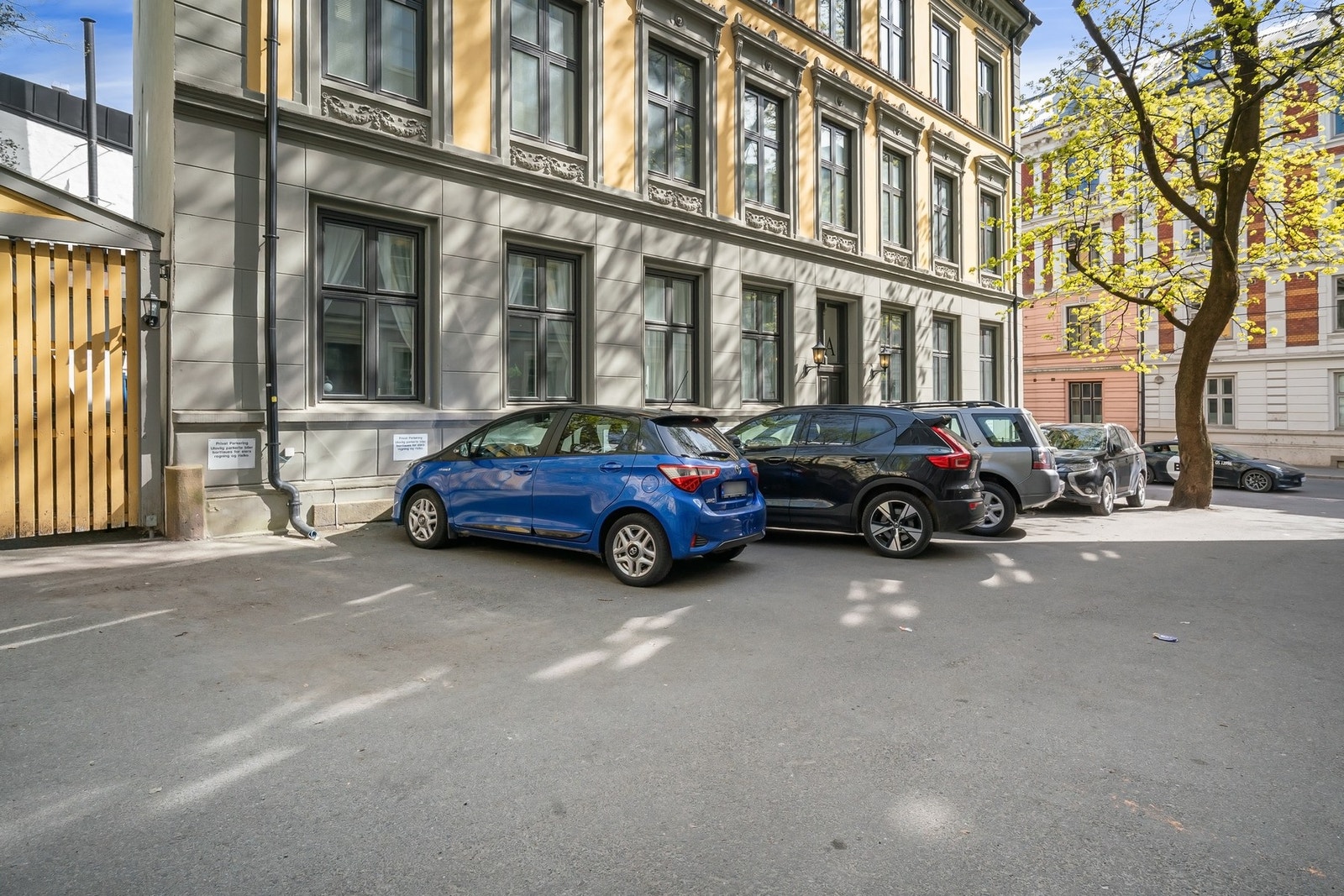 Parkeringsplasser utenfor som leies ut i sameiet Galleribilde