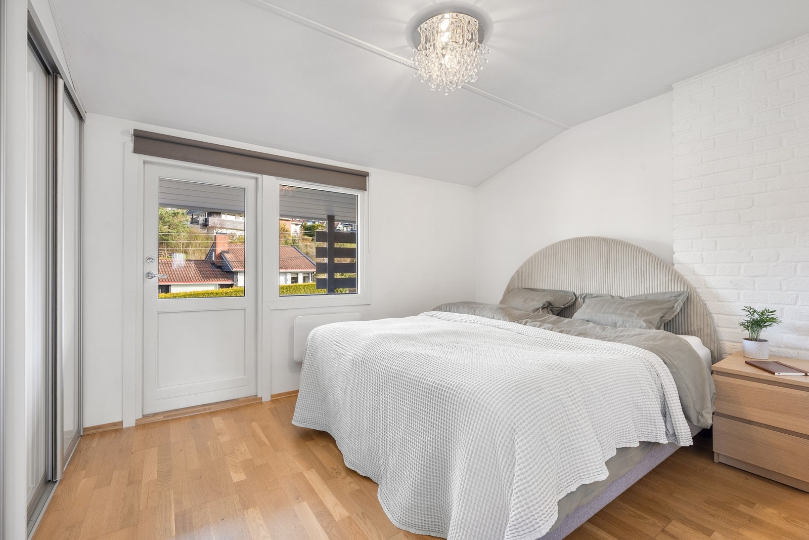 Hovedsoverom med skyvedørsgarderobe og utgang til egen balkong Galleribilde