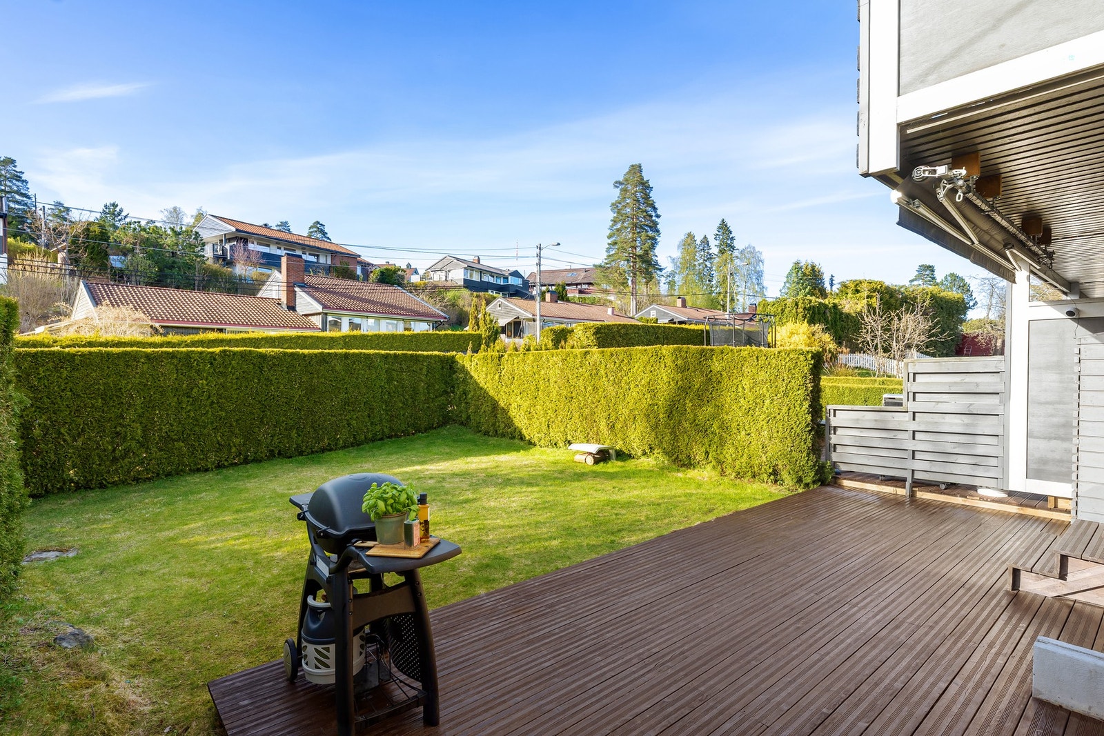 Skjermet og avgrenset hage med opparbeidet terrasseplatting Galleribilde