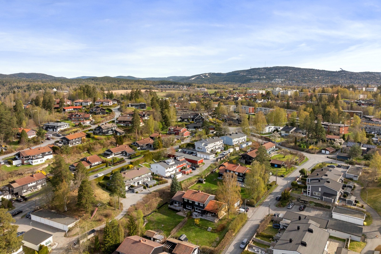 Boligen ligger i et veletablert og familievennlig område med kort vei til flere barnehager og skoler i ulike trinn. I nærområdet finnes både barneskoler og ungdomsskole. Galleribilde