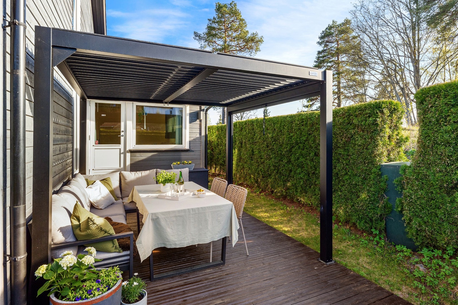 Pergola ble satt opp i 2024 og skaper en hyggelig utesone Galleribilde