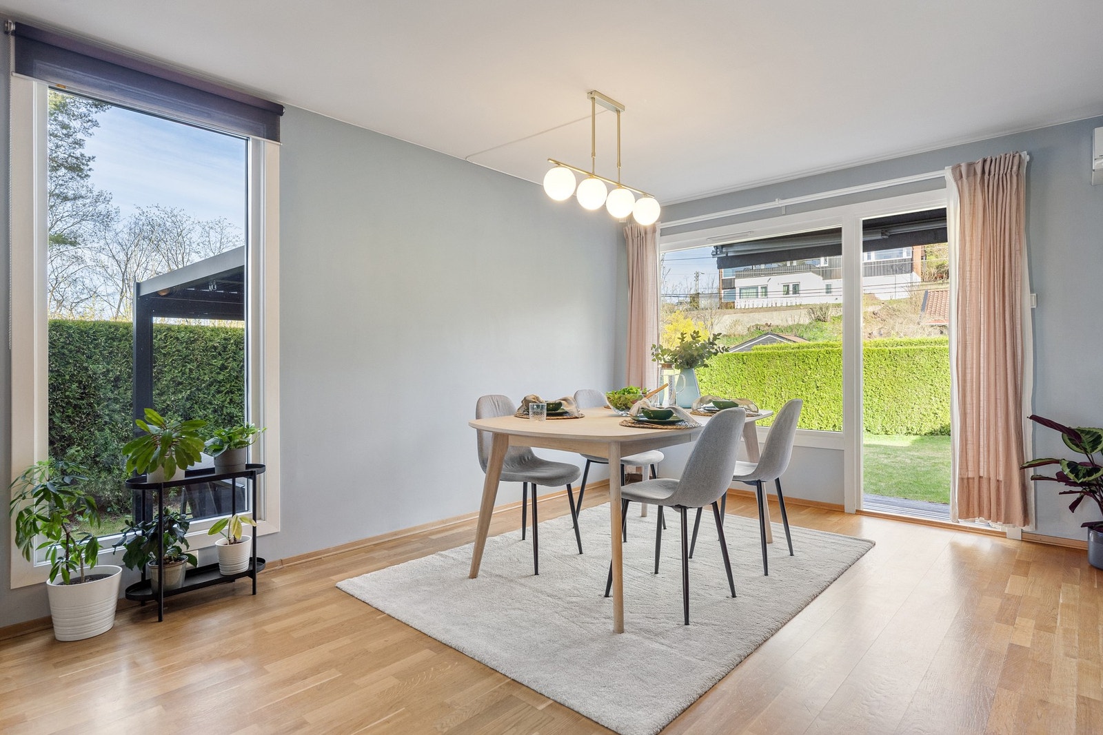Fra stuen er det utgang til terrasse og hage Galleribilde