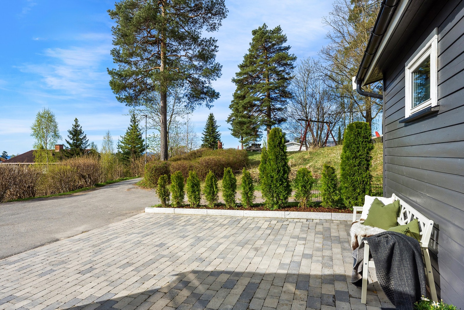 Det ble lagt belegningsstein foran huset i 2024 Galleribilde