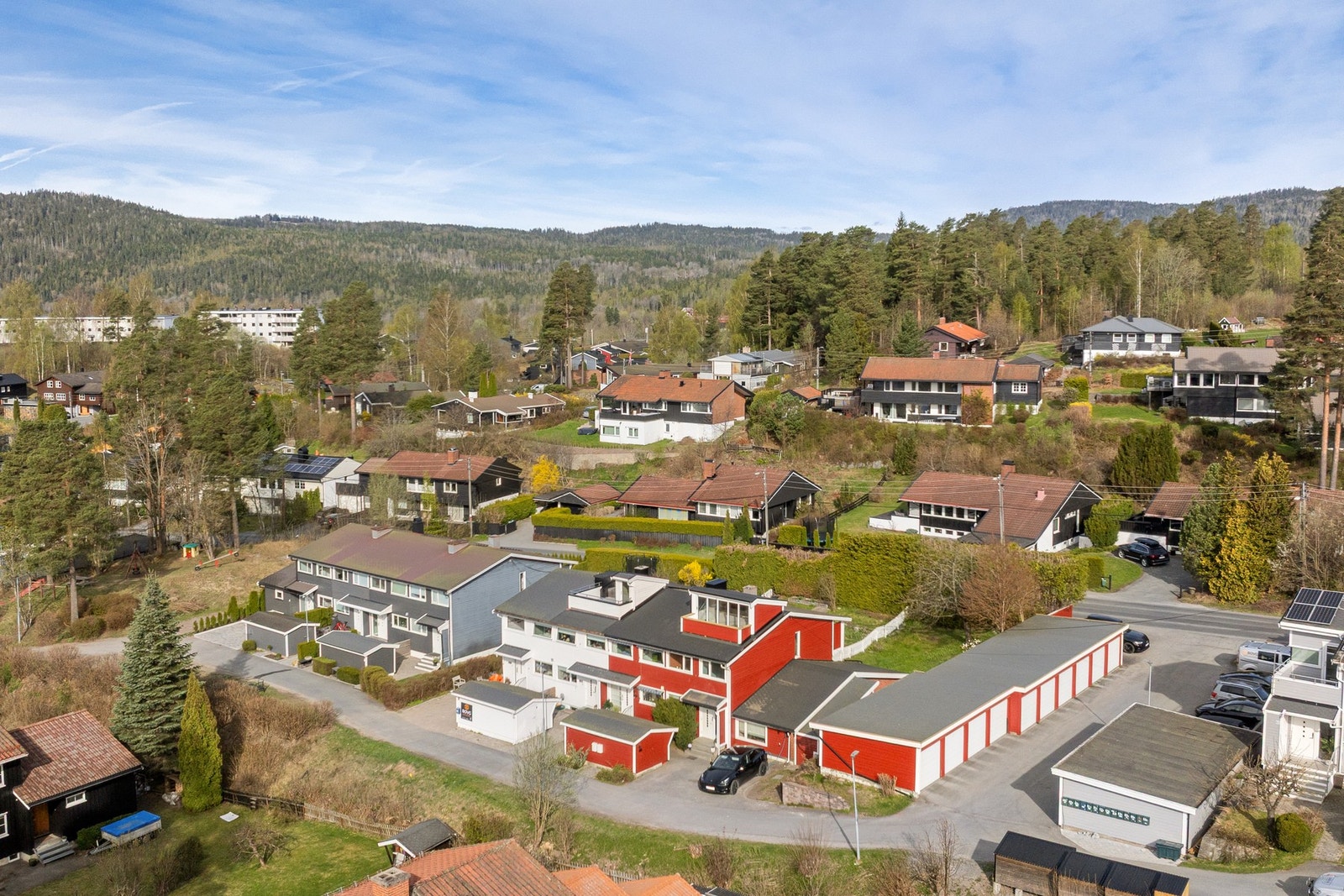 Garasjeplass med lader i felles garasjerekke Galleribilde