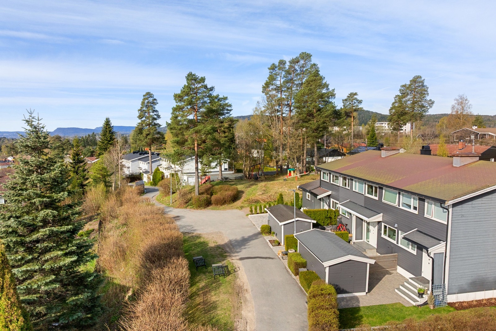 I umiddelbar nærhet er det fine lekearealer for de minste Galleribilde
