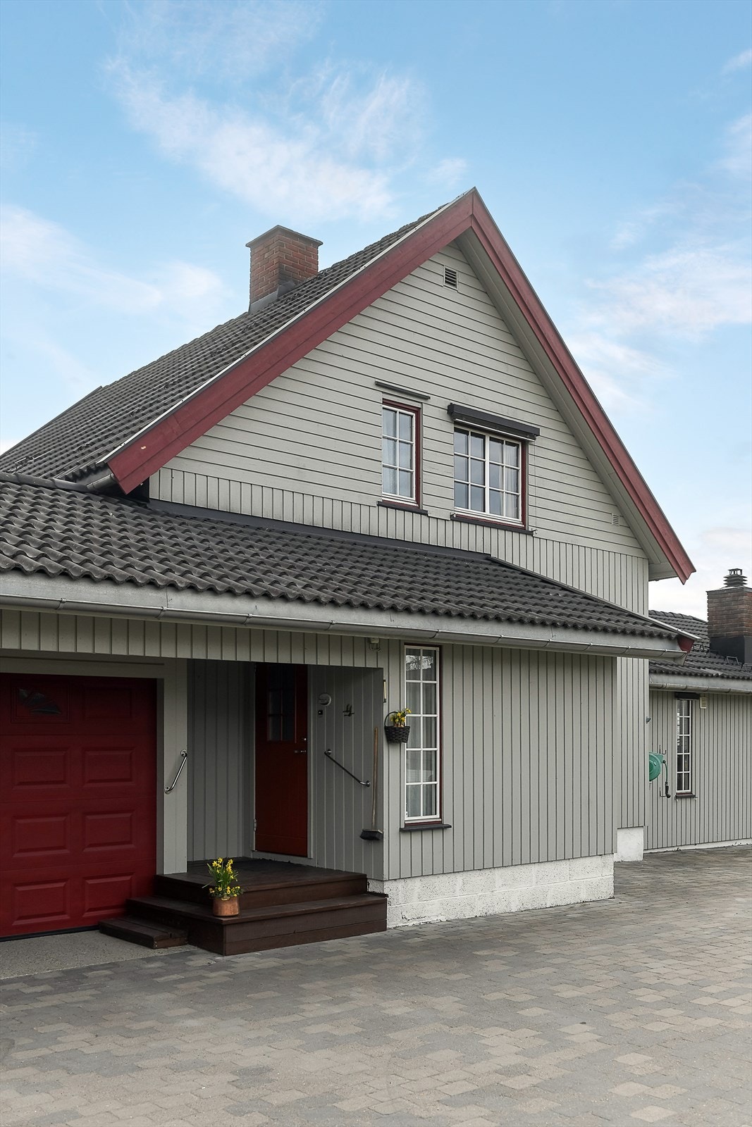 Enebolig fra 1948 med utvendig kledning av trepanel og tak tekket med betongtakstein. Galleribilde
