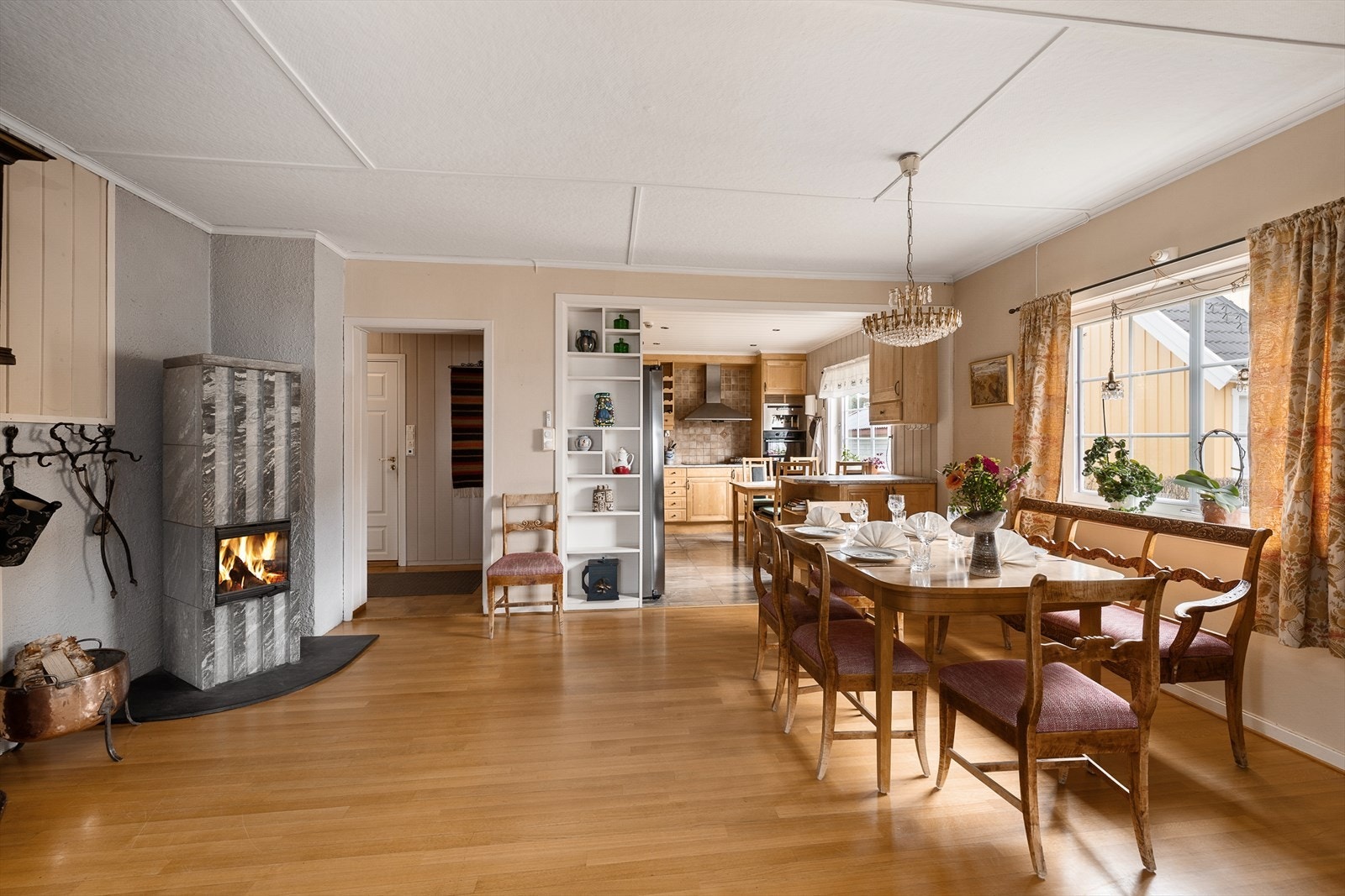 Boligen har to stuer hvorav den ene er innredet som spisestue. Her i spisestuen sørger en vedovn for ekstra god varme. Galleribilde