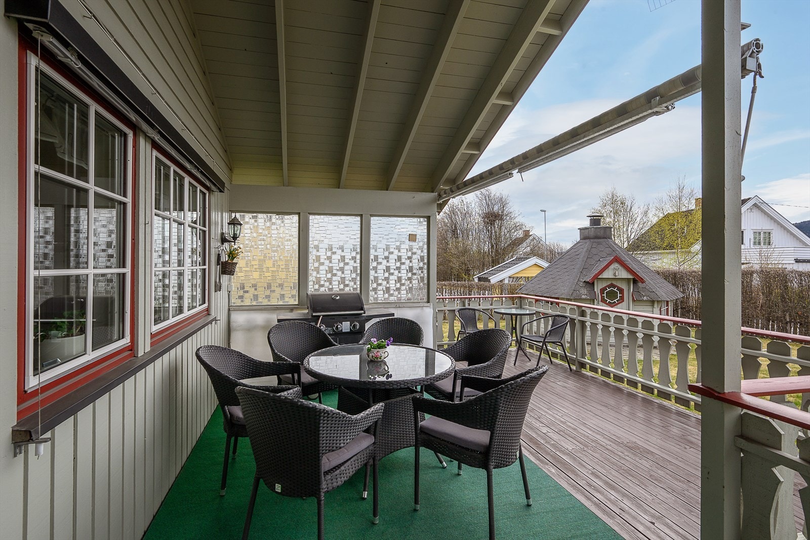 Fra stuen er det utgang til en romslig og vestvendt terrasse, delvis under tak. Galleribilde