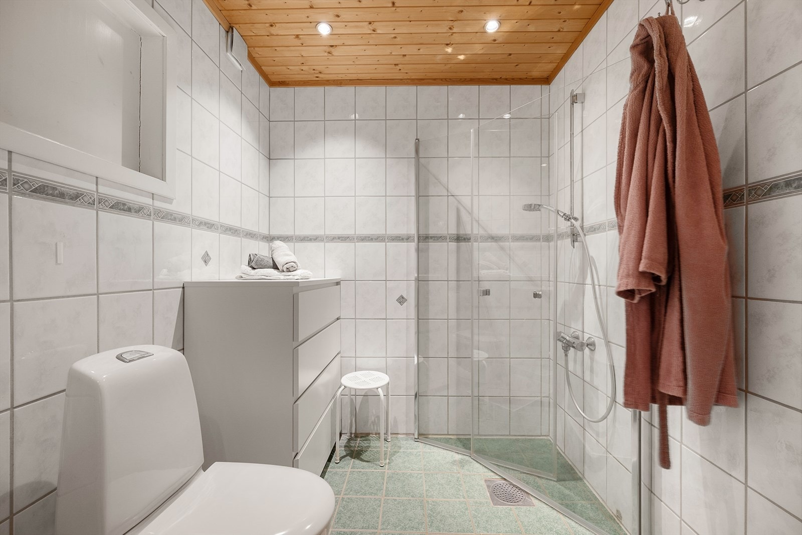 Badet er utstyrt med dusjhjørne med glassvegger og elektrisk avtrekksvifte. Galleribilde