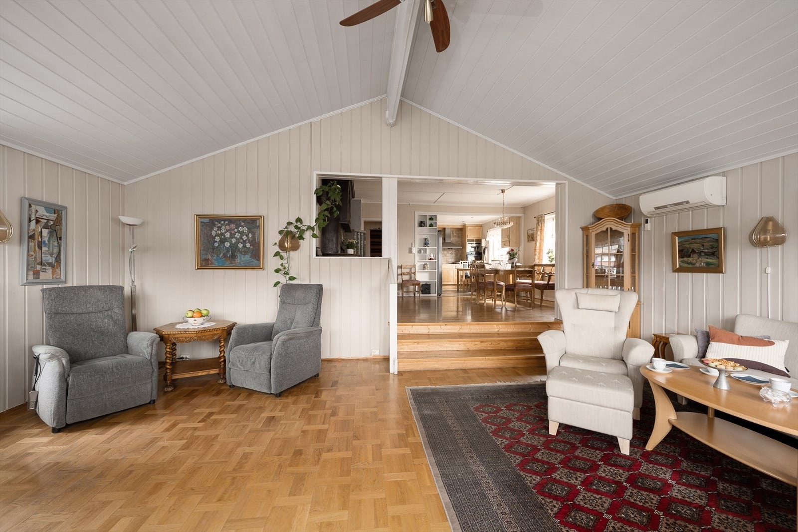 Fra stuen er det en åpen og luftig forbindelse inn mot spisestuen og videre inn mot kjøkkenet. Galleribilde