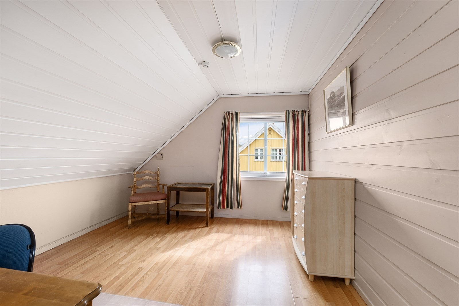 Etasjen har også et eget kontor, ideelt for hjemmearbeid eller som et ekstra oppholdsrom. Galleribilde
