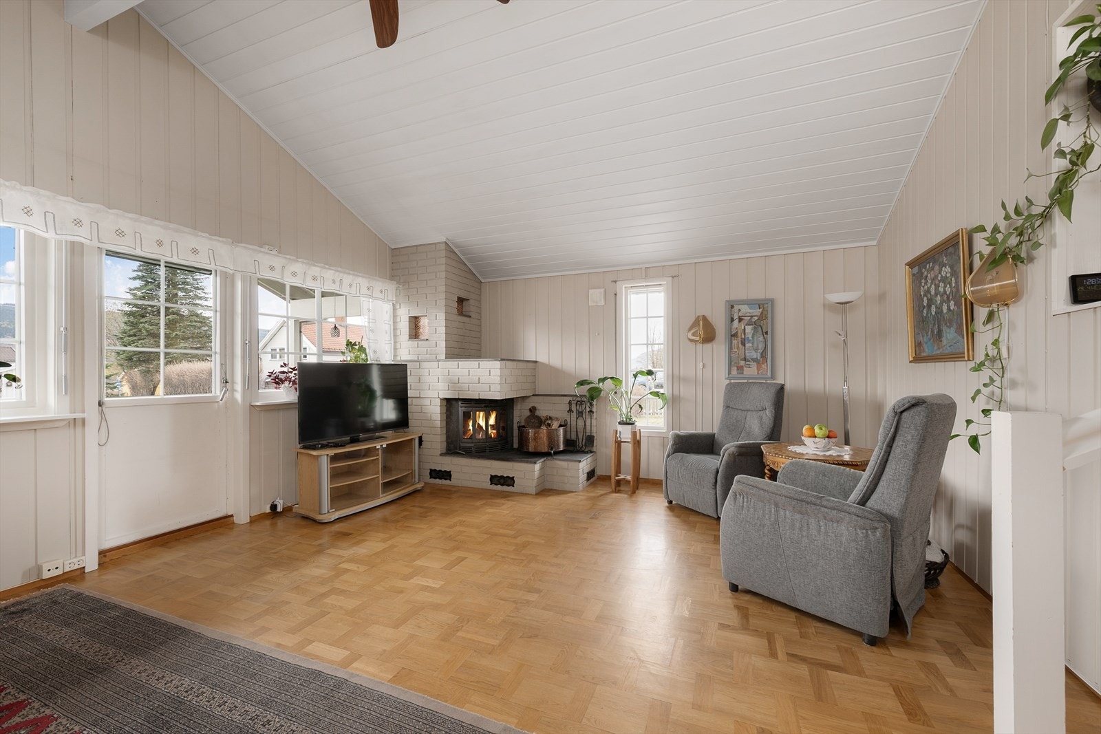 Stuen har parkett på gulvet og panel på vegger og i himling, som gir en klassisk karakter. Galleribilde