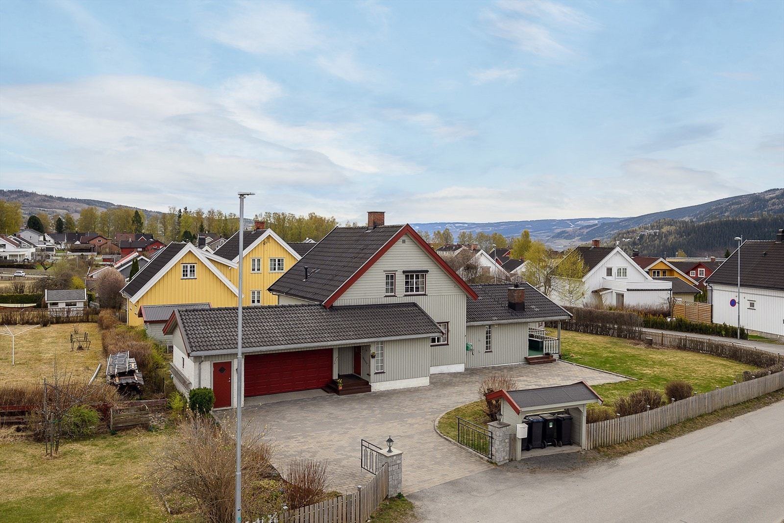 Innholdsrik enebolig med integrert garasje, beliggende i et veletablert område på Moajordet. Galleribilde