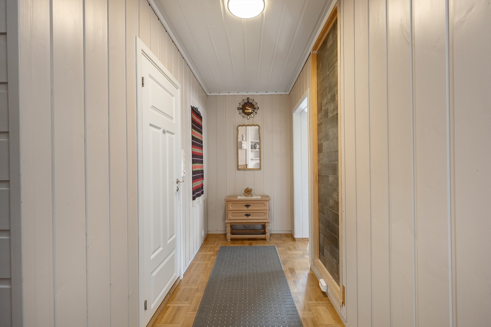 Det er gjennomgående tre- og paneldetaljer i boligen som for det meste er malt i lyse og tidløse farger. Galleribilde