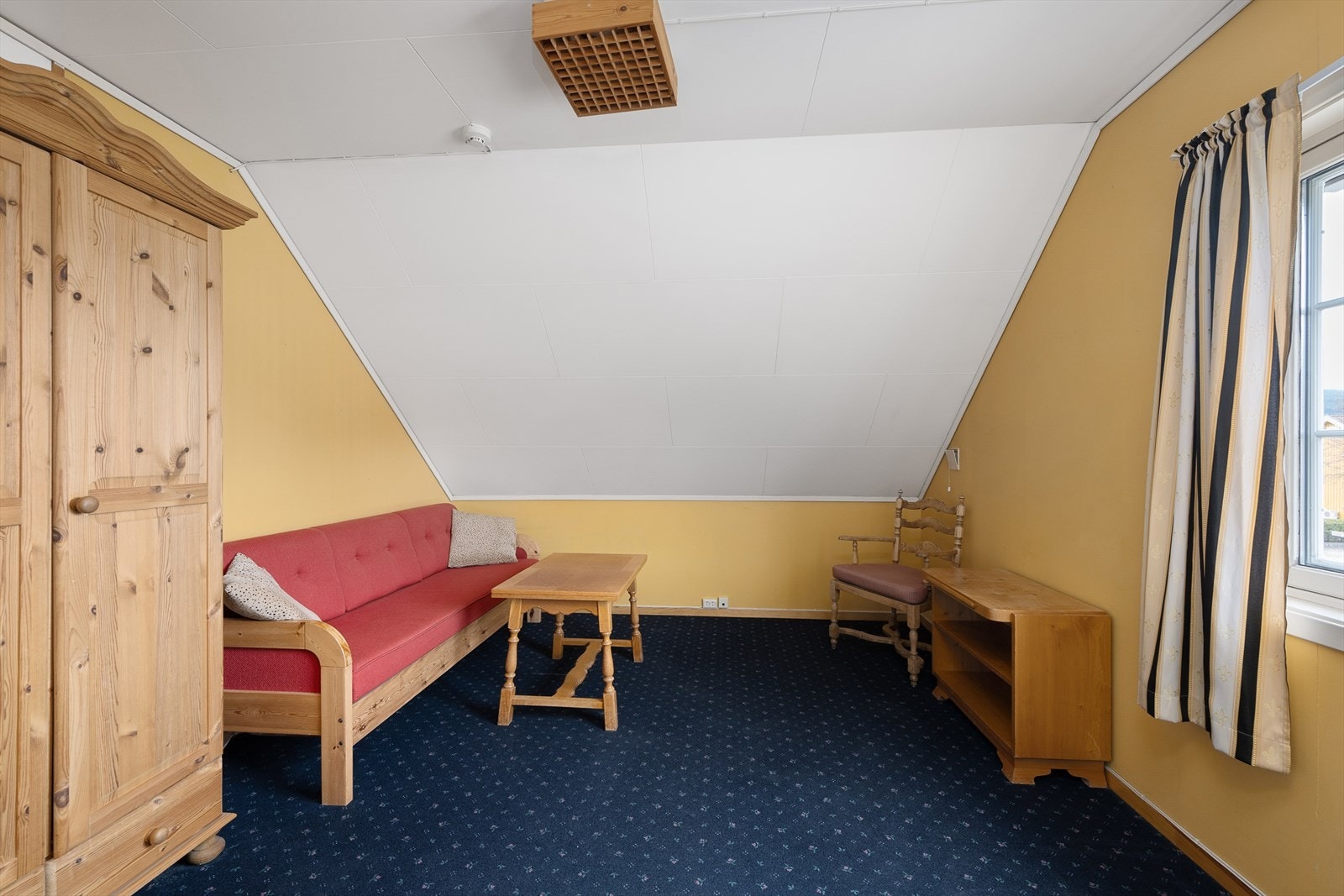 Det andre soverommet i etasjen er også av god størrelse, her innredet med sittegruppe. Galleribilde