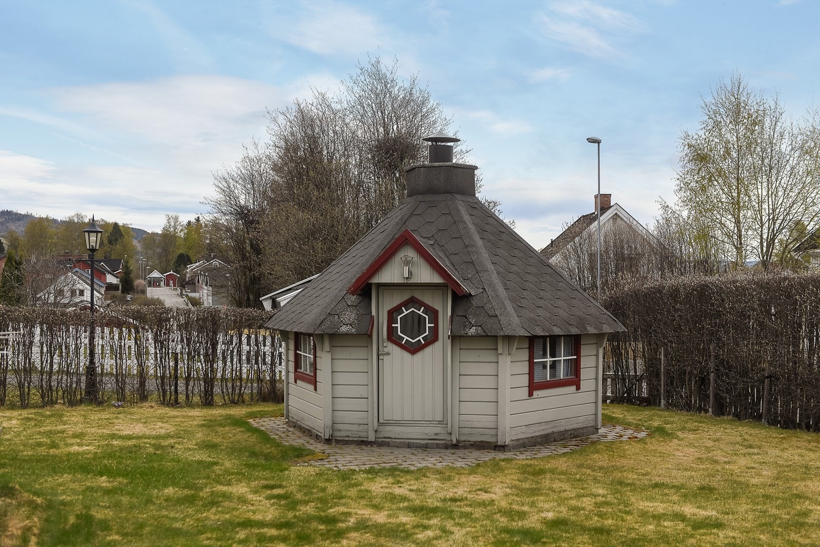 I den pent opparbeidede hagen står en egen grillhytte. Galleribilde