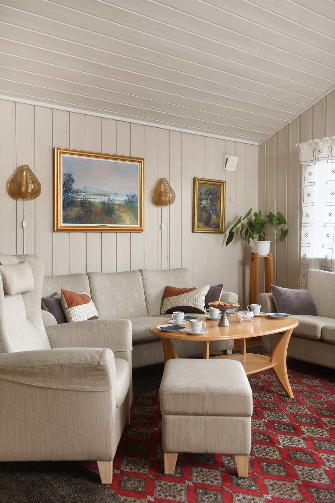 God plass til en romslig sofagruppe i stuen. Galleribilde