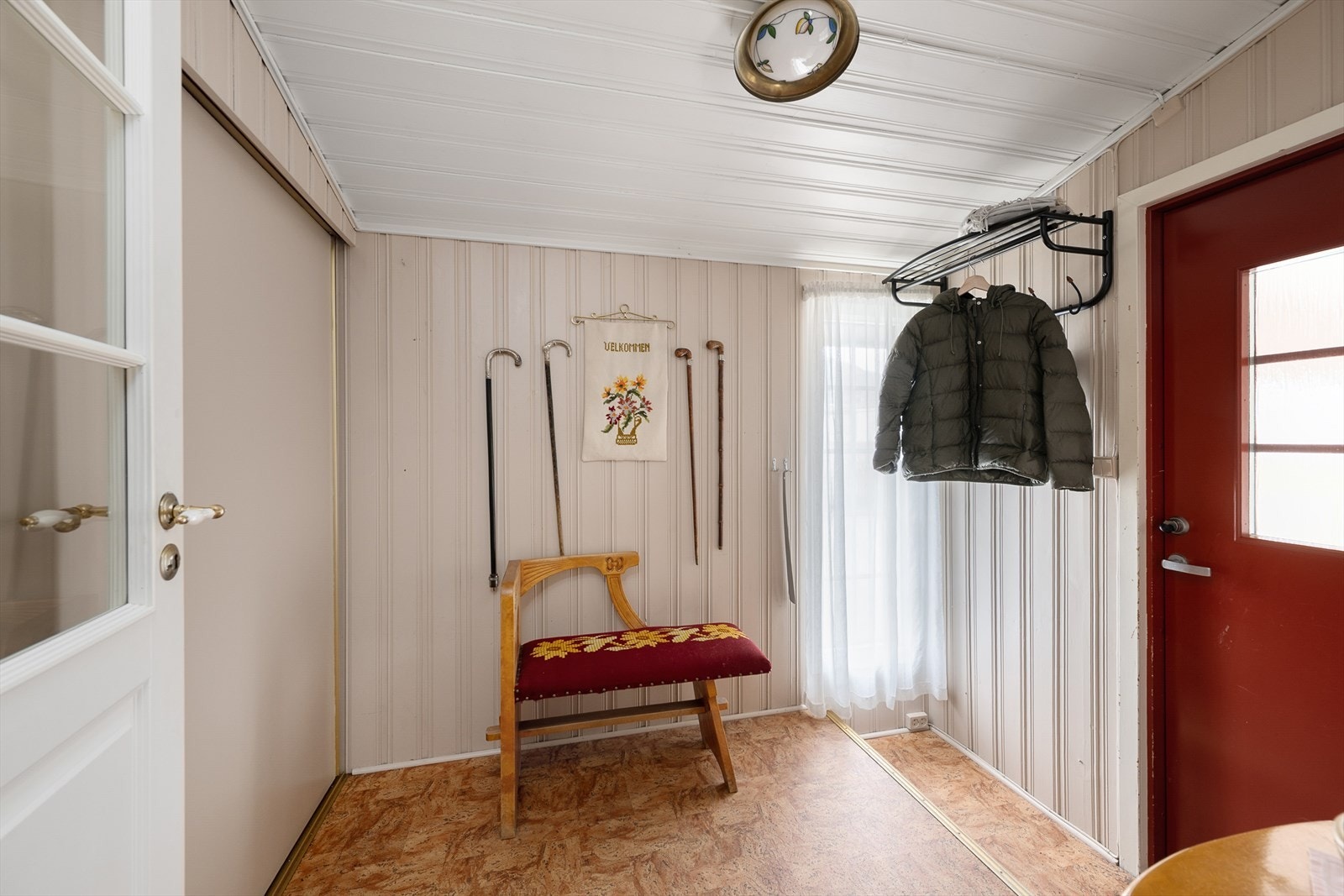 Vindfanget er lysmalt og har plass til å henge fra seg yttertøy og utstyr. Galleribilde