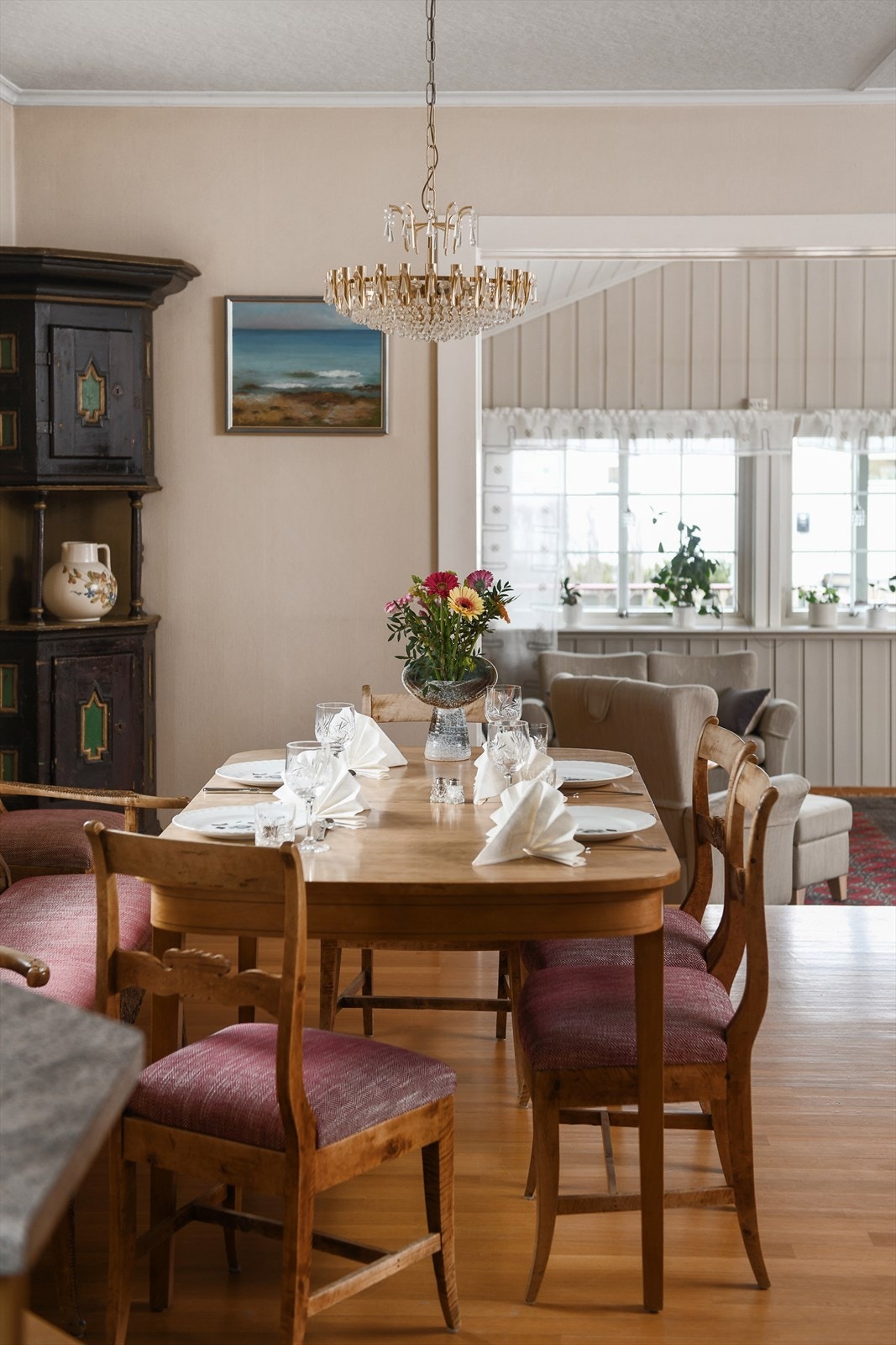 God plass til et stort spisebord for sammenkomster med familie og venner. Galleribilde