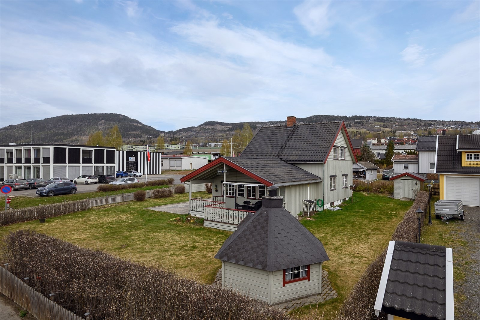 Eiendommen har en sentral beliggenhet med gangavstand til Rosenlund bydelssenter med butikker og apotek. Galleribilde