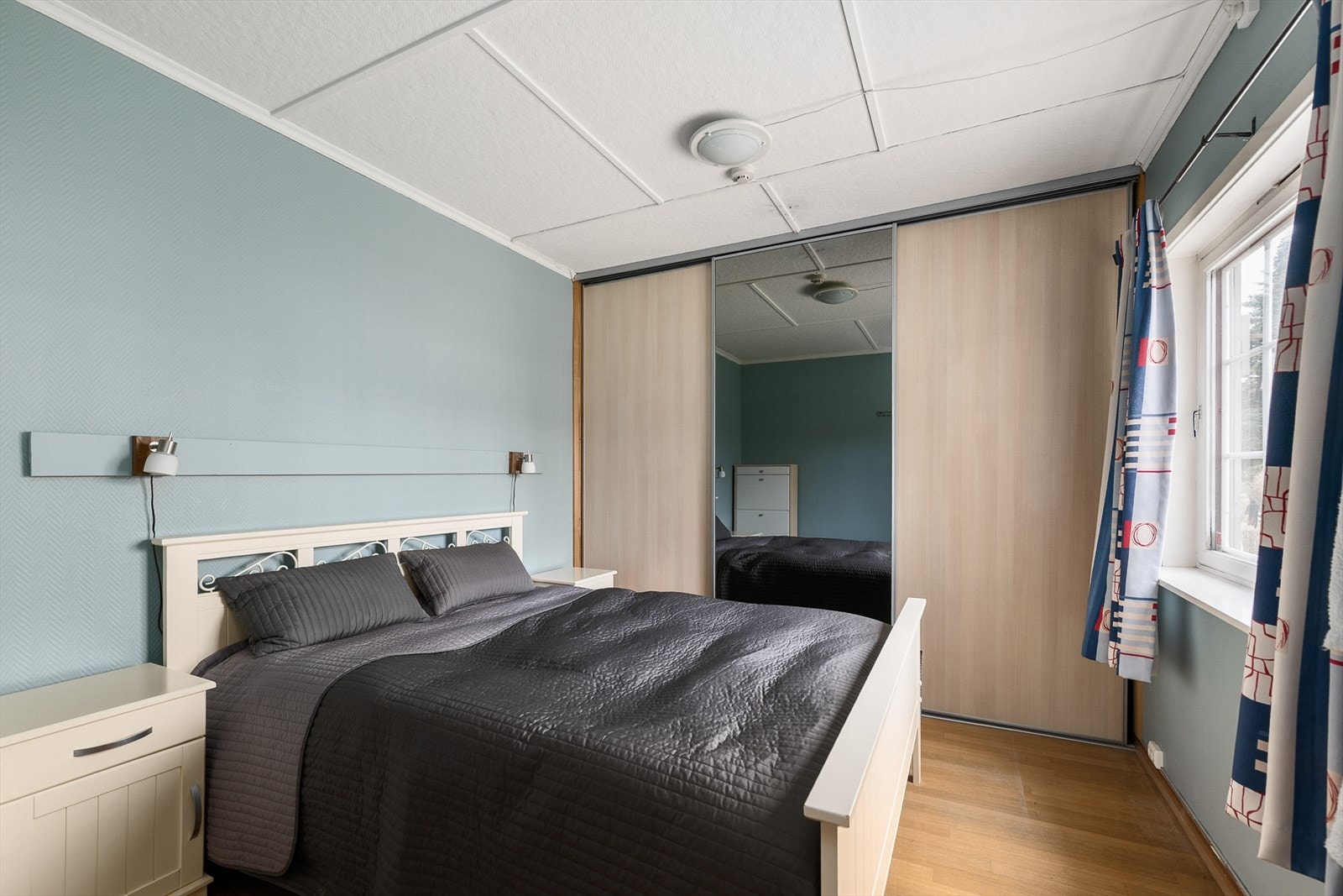 Soverom i første etasje med god plass til garderobeløsning. Galleribilde