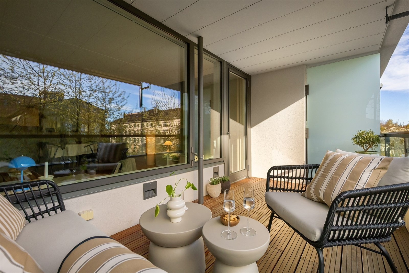 Leiligheten har en lun og skjermet balkong på 10 m². Galleribilde