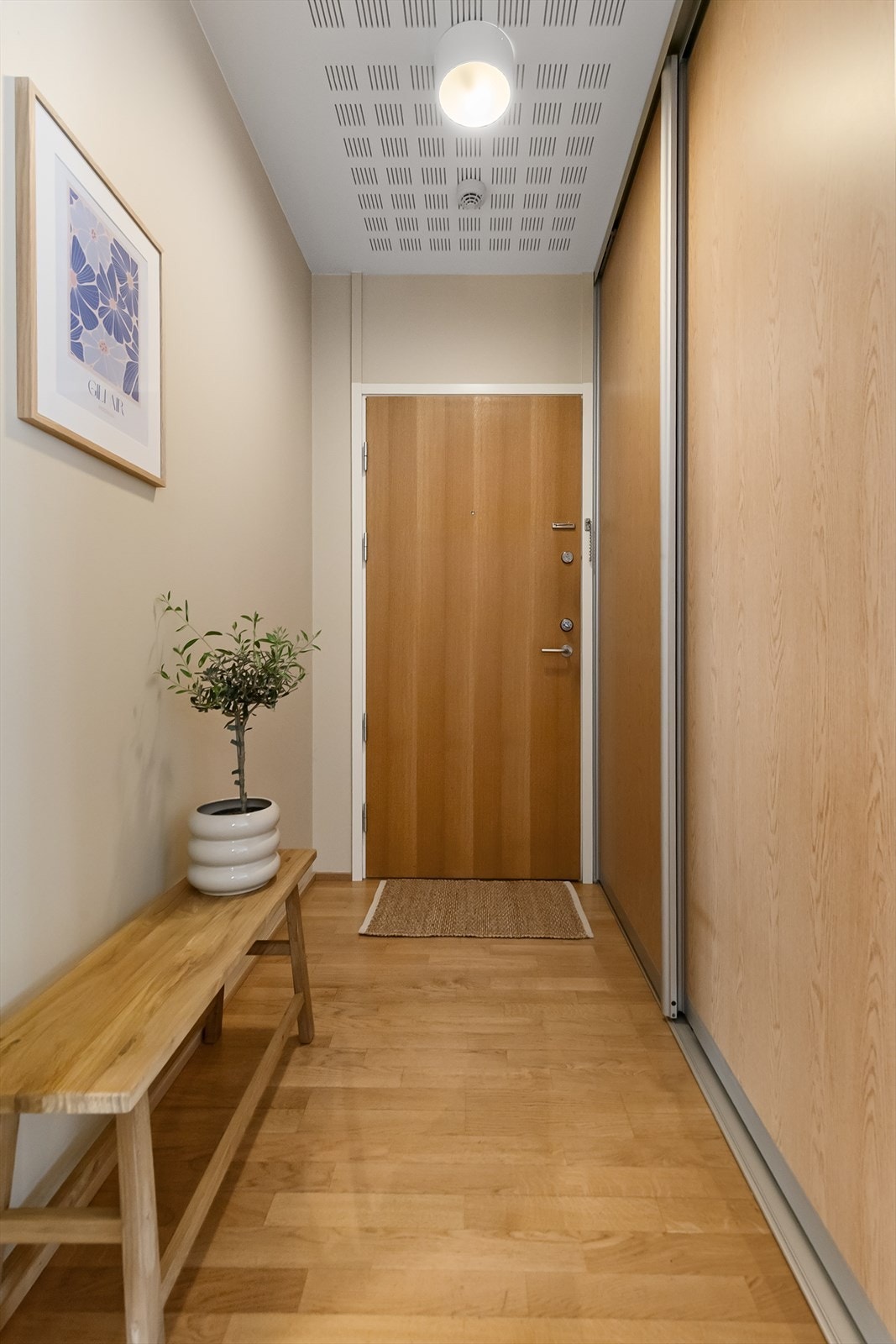 Stor skyvedørsgarderobe i tilknytning til entré. Galleribilde