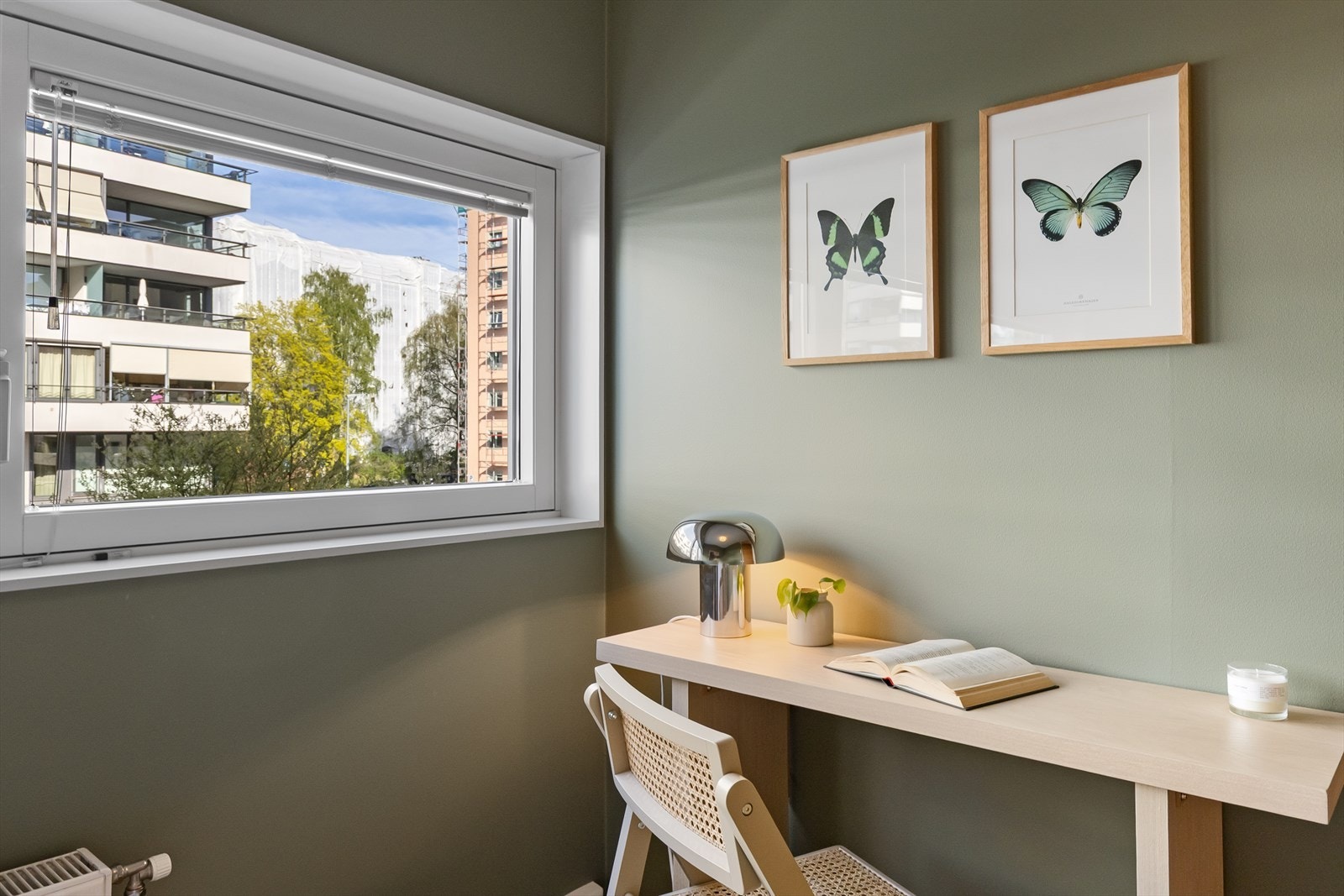 Rommet har plass til seng, skrivebord og garderobe. Galleribilde