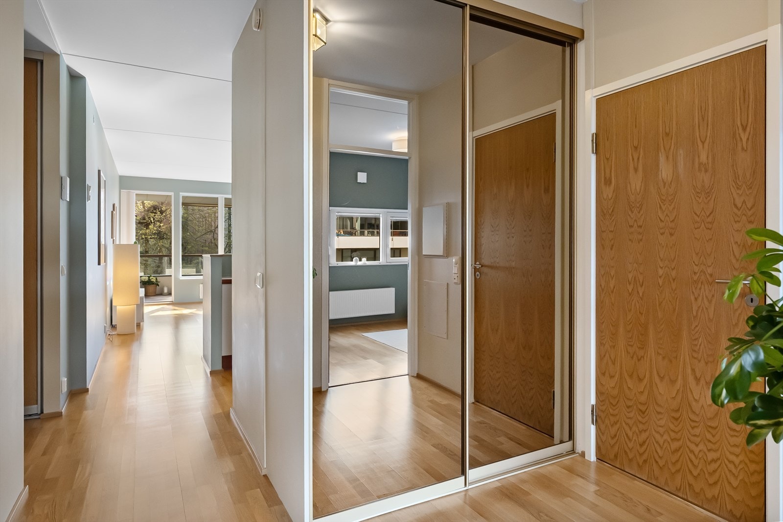 Praktisk garderobe i gang med speilfronter. Galleribilde