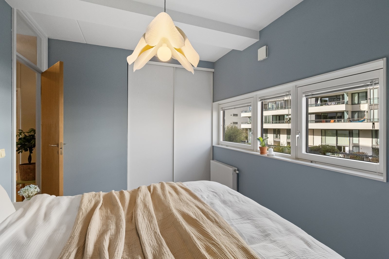 Det er også skyvedørsgarderobe på soverommet. Galleribilde
