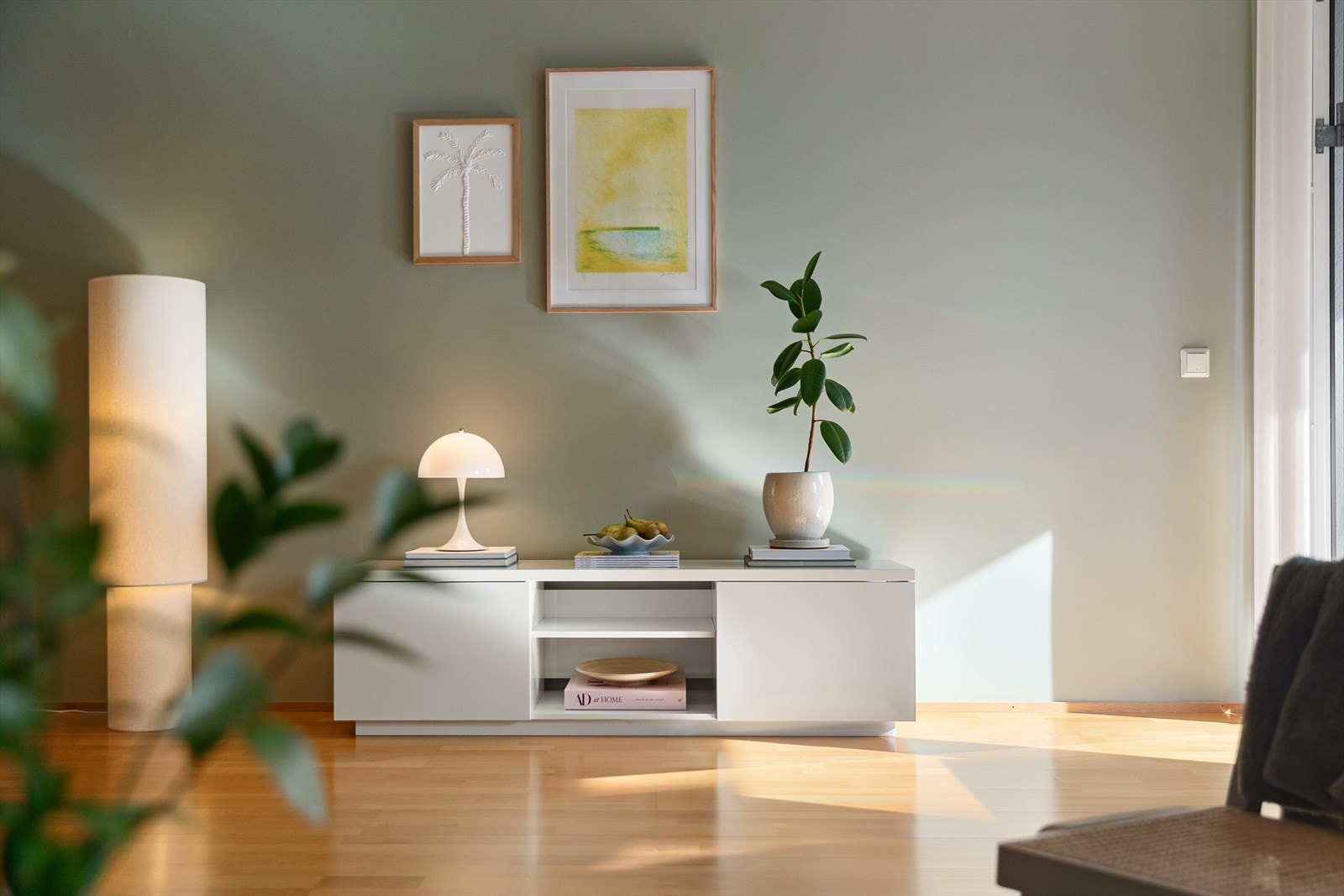 Stuen har god plass til både sofagruppe og spisebord. Galleribilde