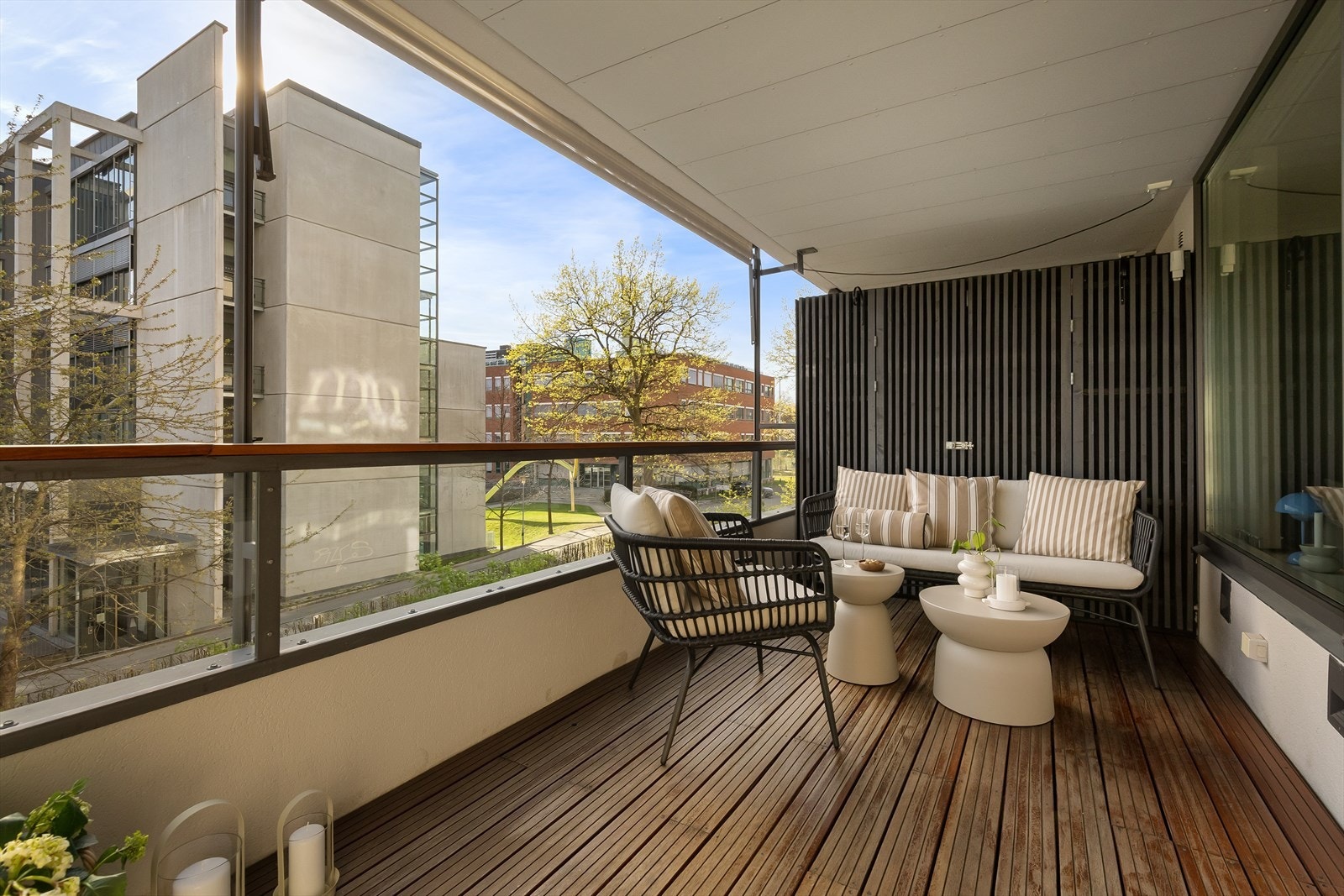 Den store balkongen har god plass til sittegruppe og grill. Galleribilde