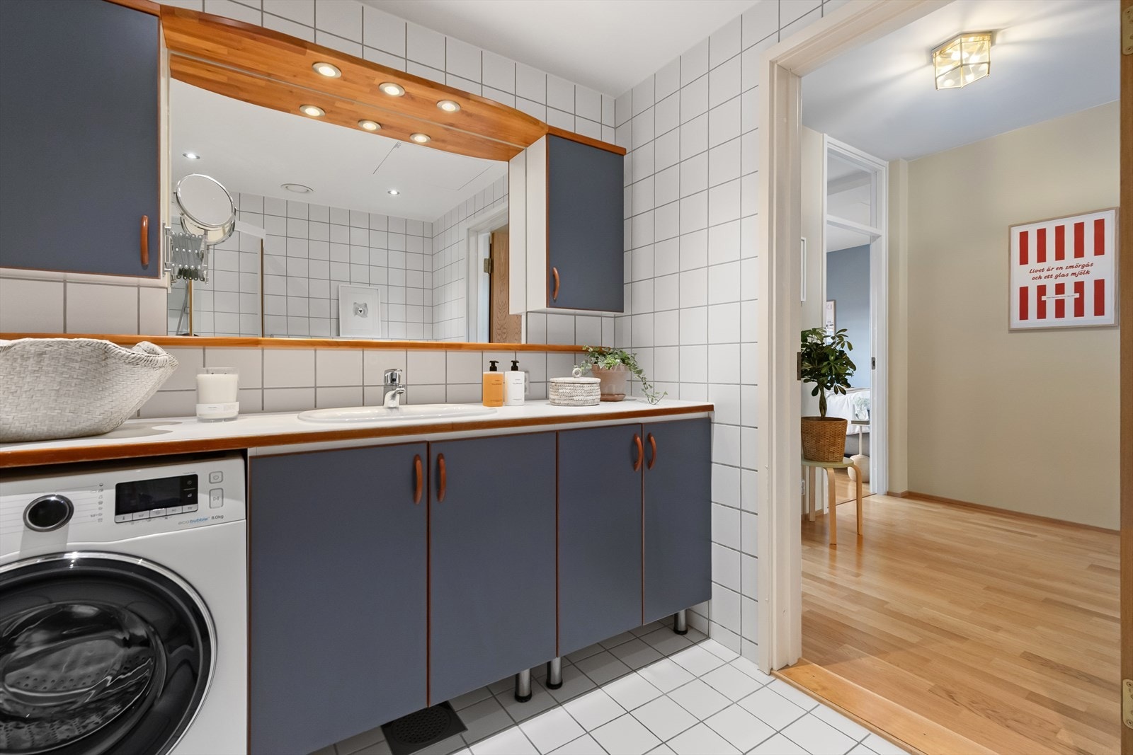 Badet har opplegg for vaskemaskin, denne medfølger. Galleribilde