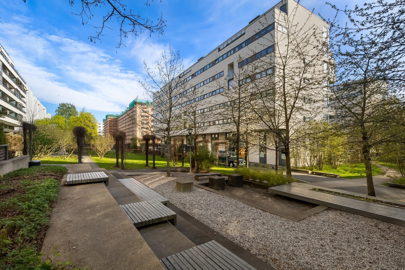 Sameiets fellesområder er parkmessig opparbeidet med gressplen, gangstier, prydbusker og vannspeil. Galleribilde