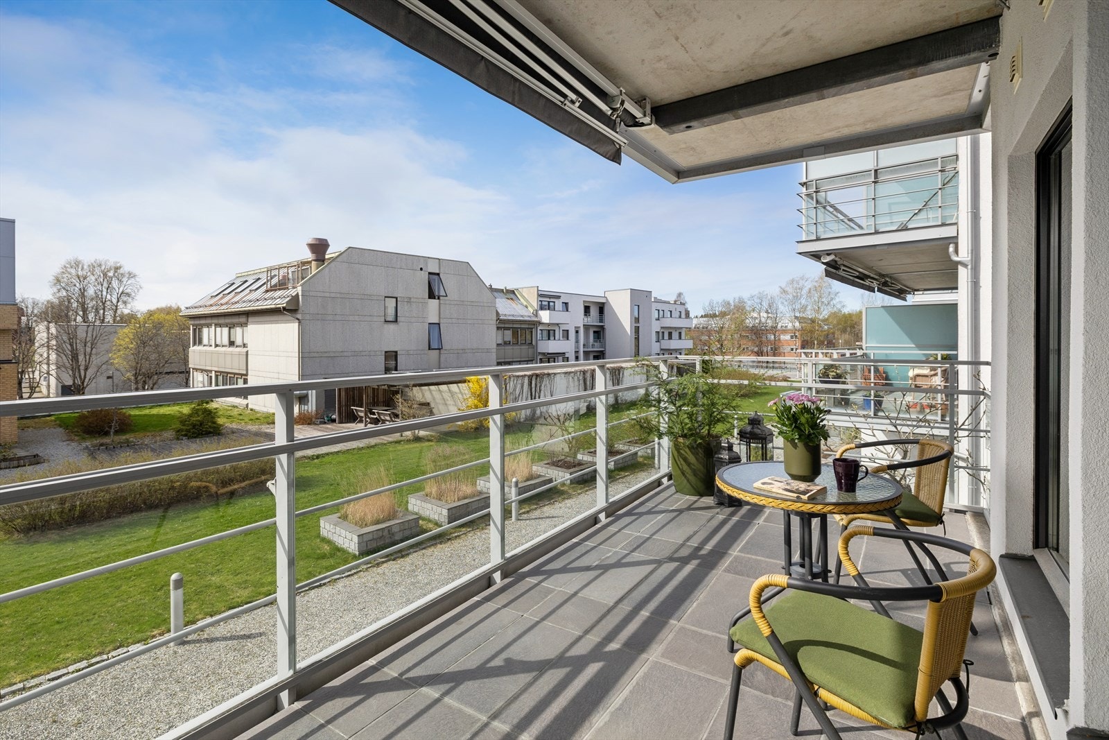 Balkongen er vestvendt og har utsikt over det pent opparbeidede og rolige fellesarealet. Galleribilde