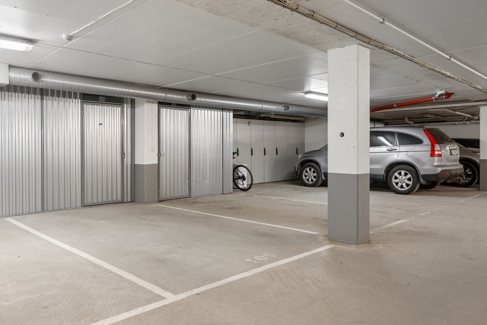 Leiligheten disponerer en fast parkeringsplass i felles garasjeanlegg, med heisadkomst direkte opp til etasjene. Galleribilde