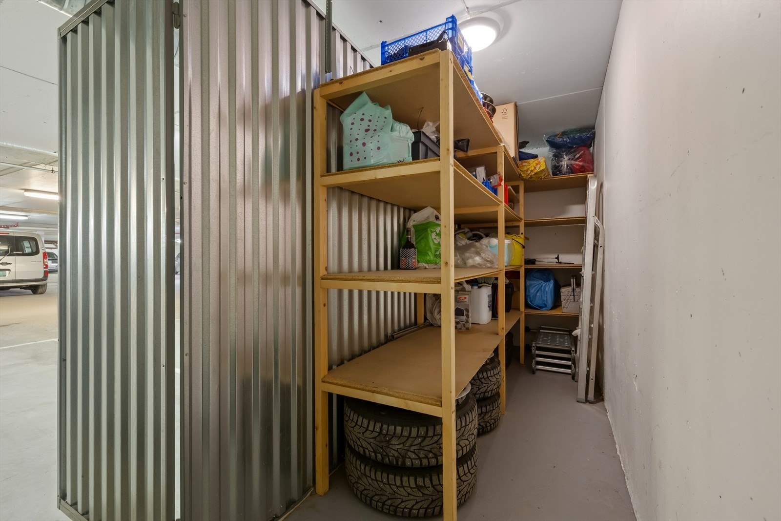 En separat bod på ca. 6 m² i kjelleren gir rikelig med ekstra lagringsplass. Galleribilde