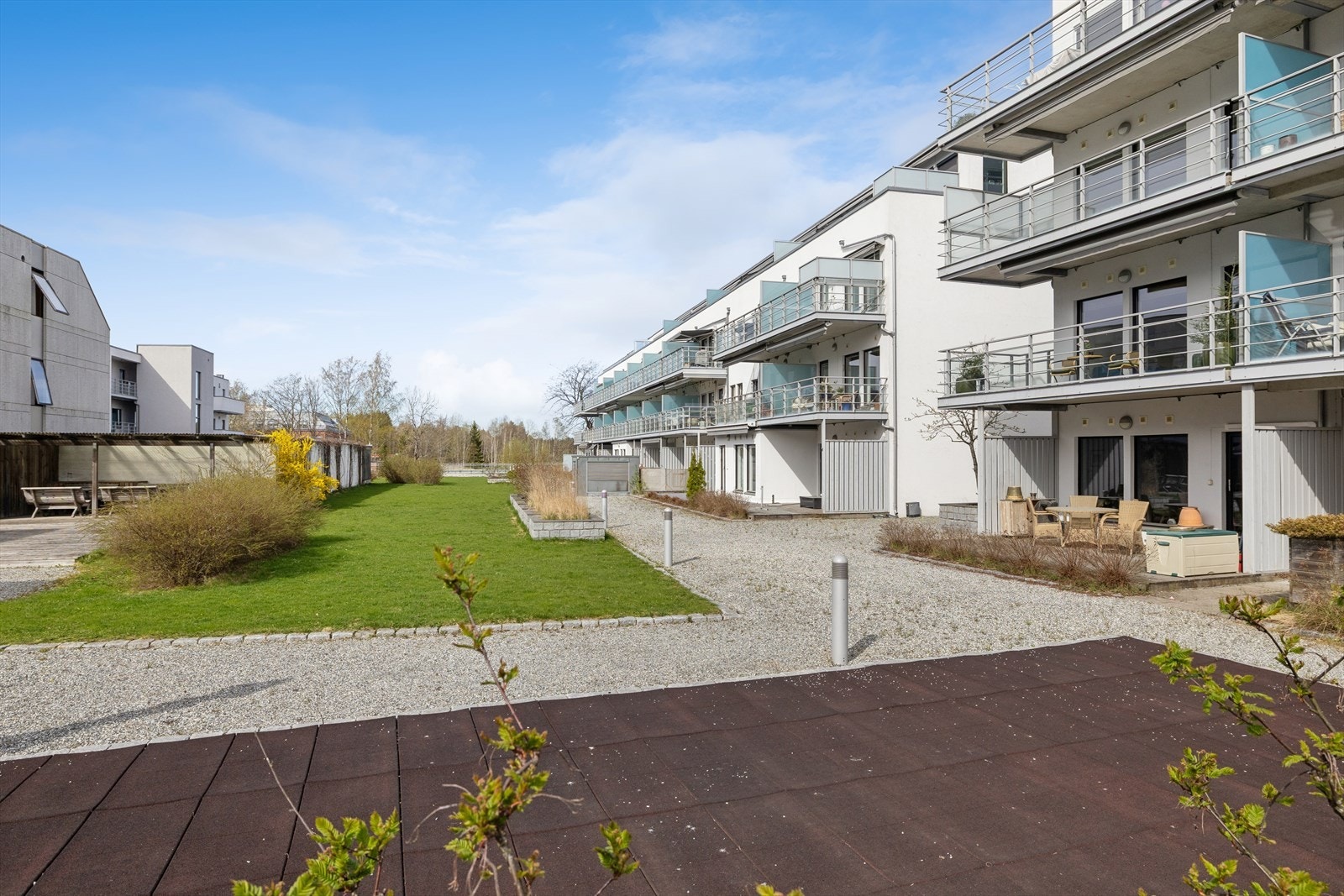 Sameiet har et bilfritt og pent opparbeidet atrium som fungerer som et felles uteareal. Galleribilde