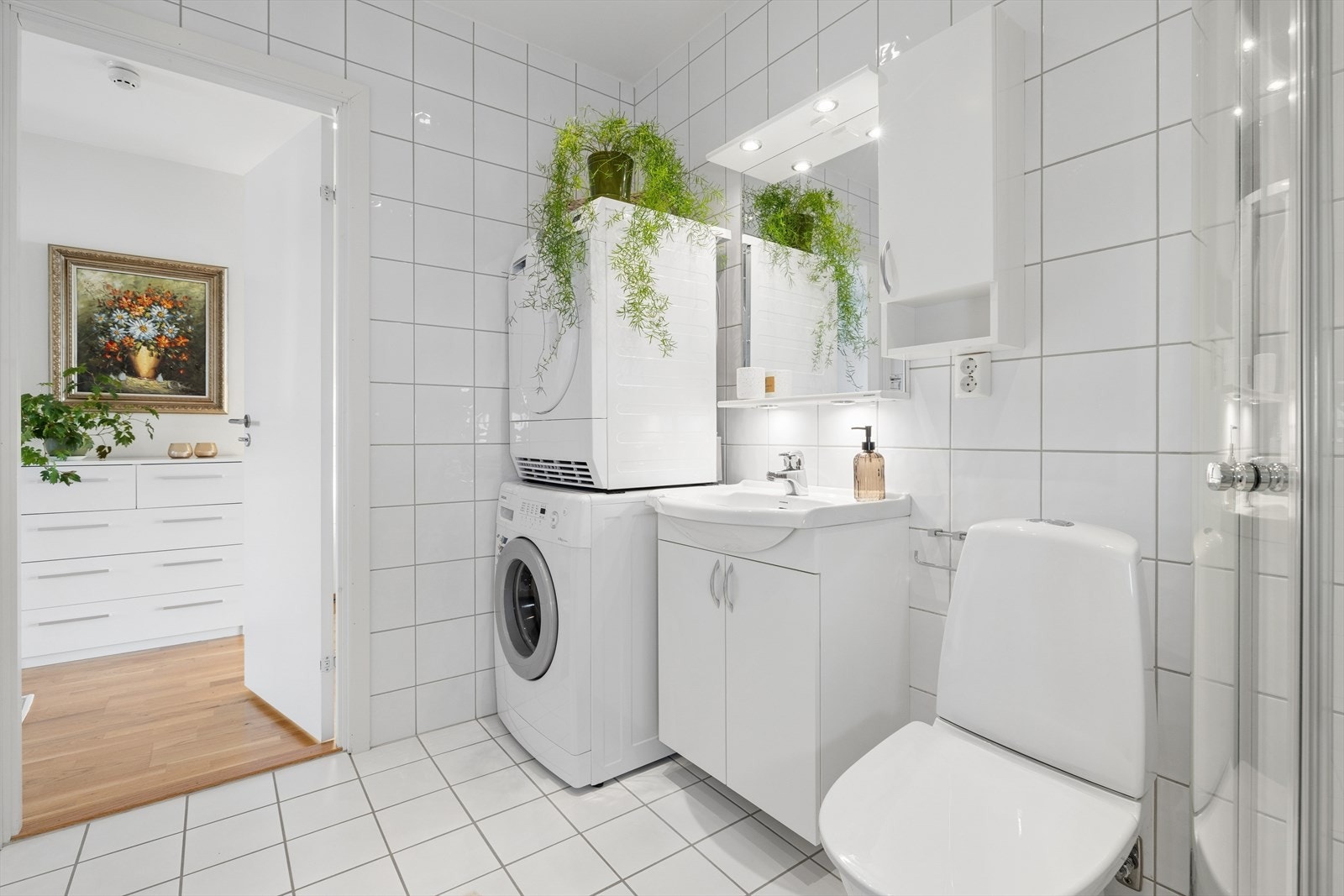 Badet er helfliset og utstyrt med gulvvarme for økt komfort. Galleribilde