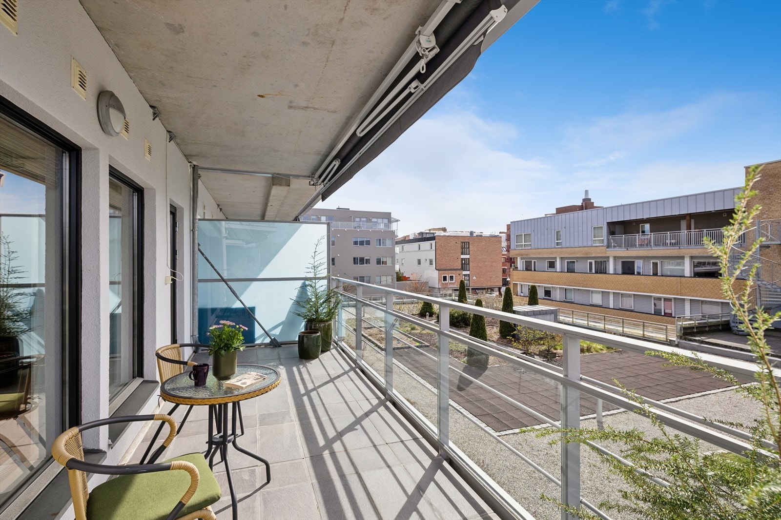 Balkongen på ca. 13 m² er en flott forlengelse av stuen og vender mot et bilfritt atrium. Galleribilde