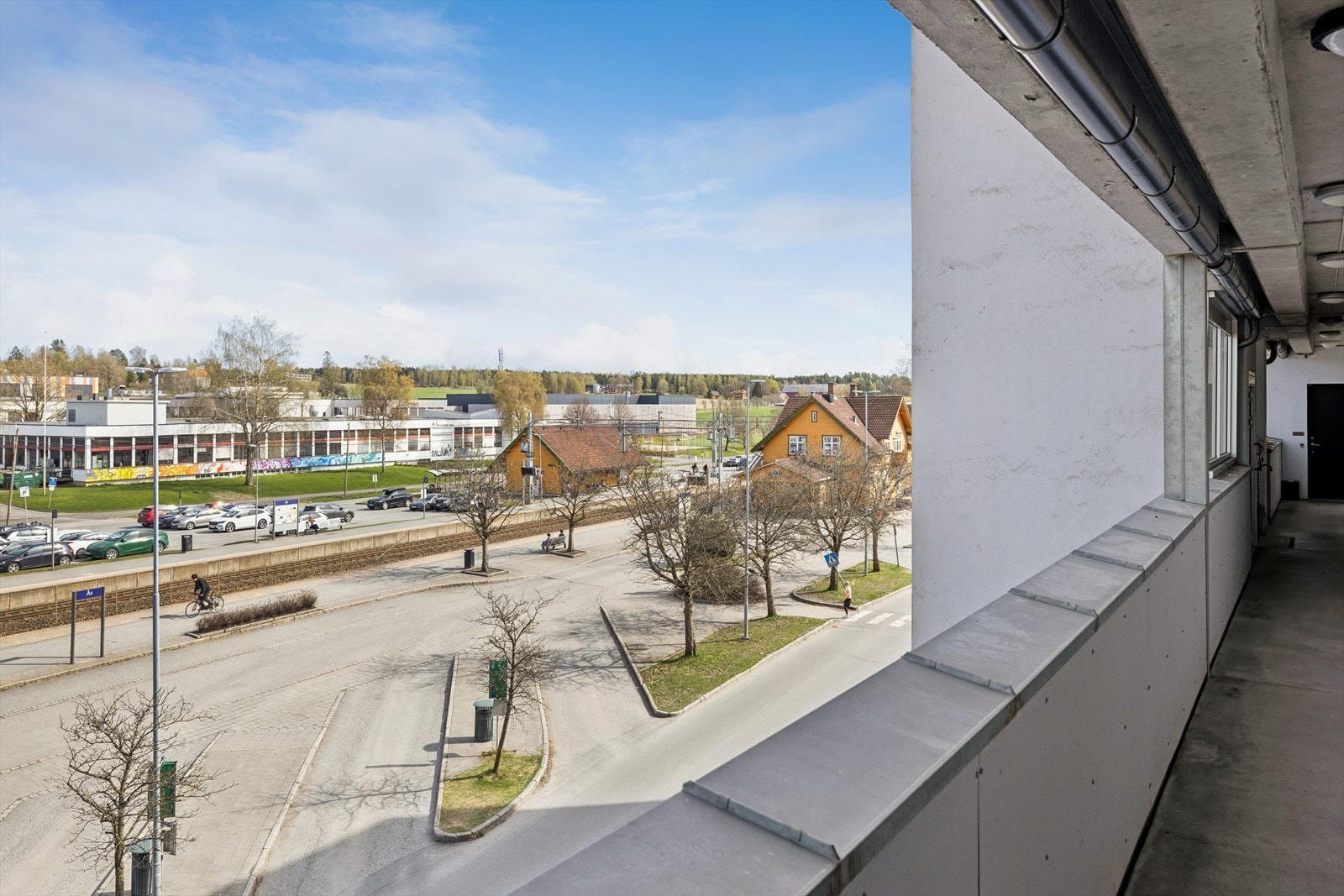 Fra svalgangen ser man rett ned på Ås stasjon, kun et par minutters gange unna. Toget tar deg til Oslo S på under 20 minutter. Galleribilde