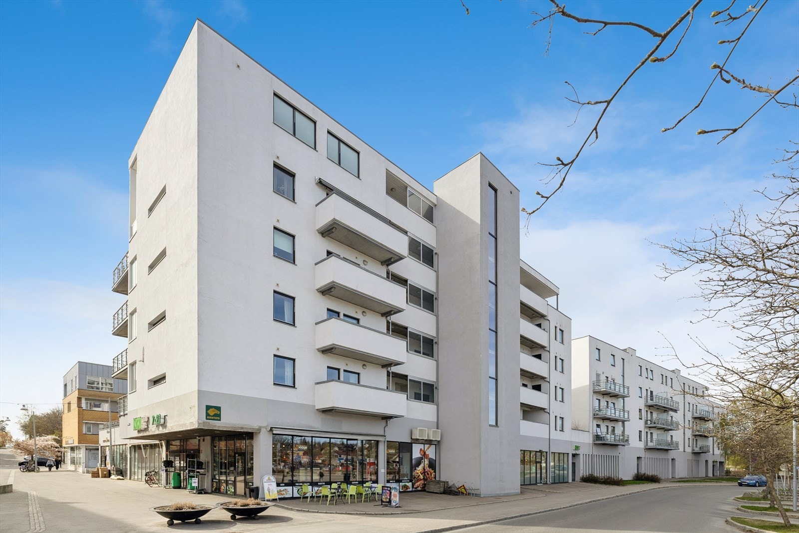 Med en svært sentral beliggenhet har du umiddelbar nærhet til dagligvarebutikker, kaféer og andre servicetilbud i Ås sentrum. Galleribilde