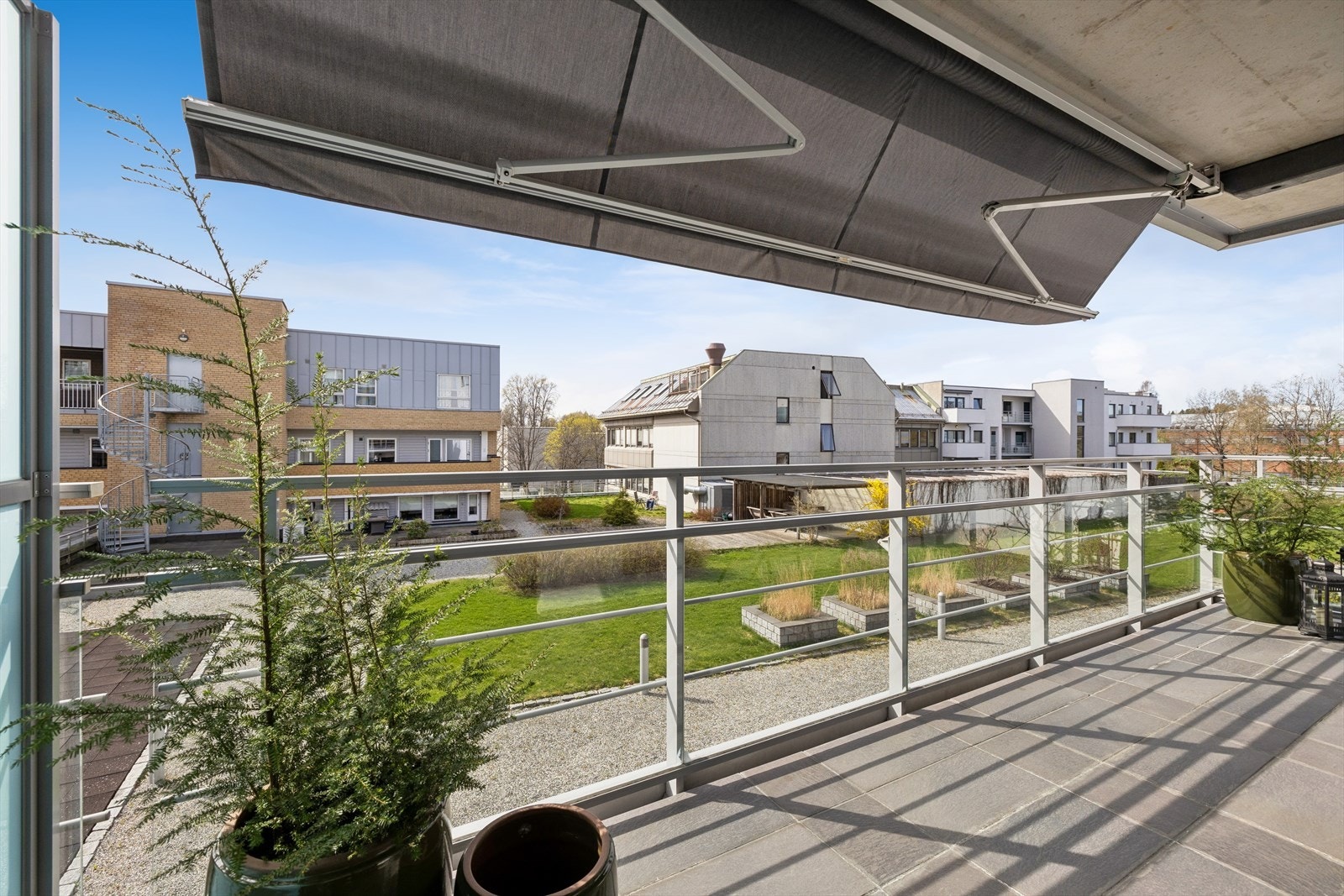 En praktisk markise gir mulighet for skjerming ved behov. Galleribilde