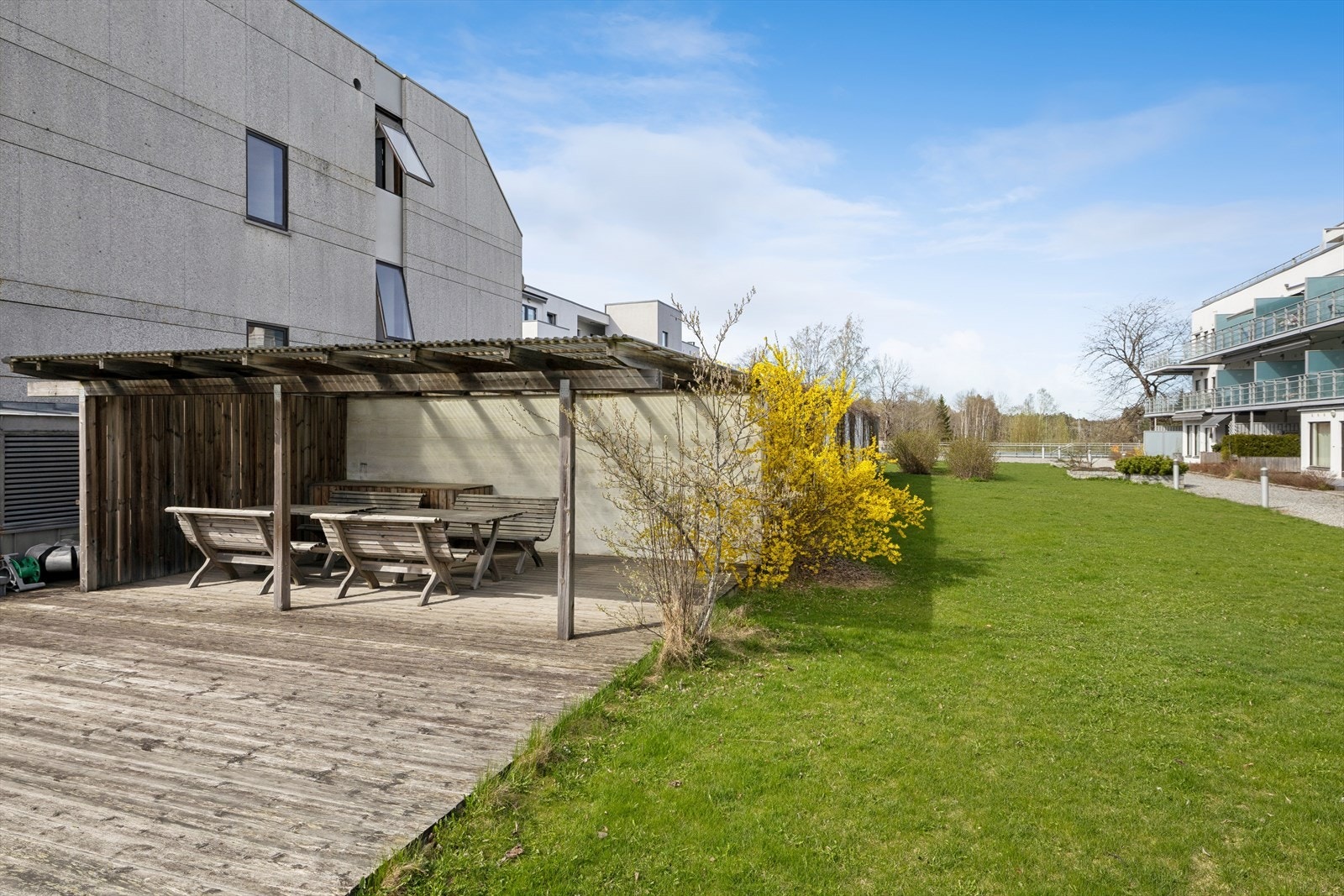 Fellesområdet er utstyrt med lekeplass og sittegrupper til glede for beboerne. Galleribilde