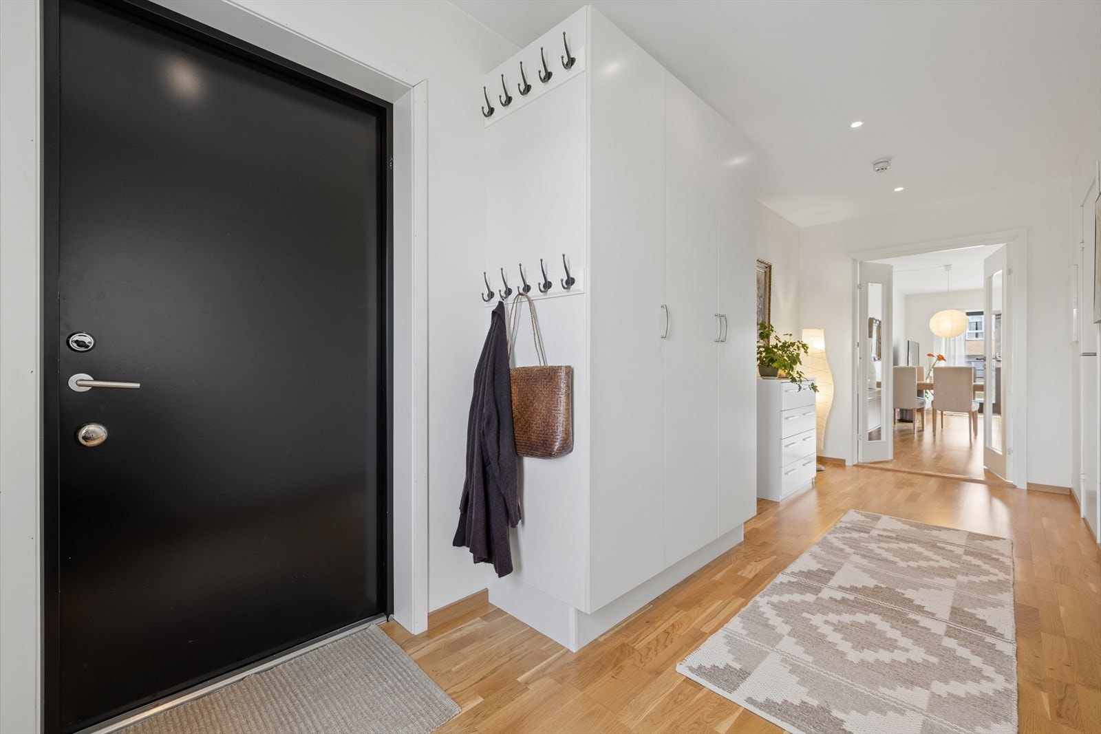 Velkommen inn i en lys og innbydende entré. Leiligheten ligger sentralt i Ås, med heisadkomst fra både inngangsparti og garasjeanlegg. Galleribilde