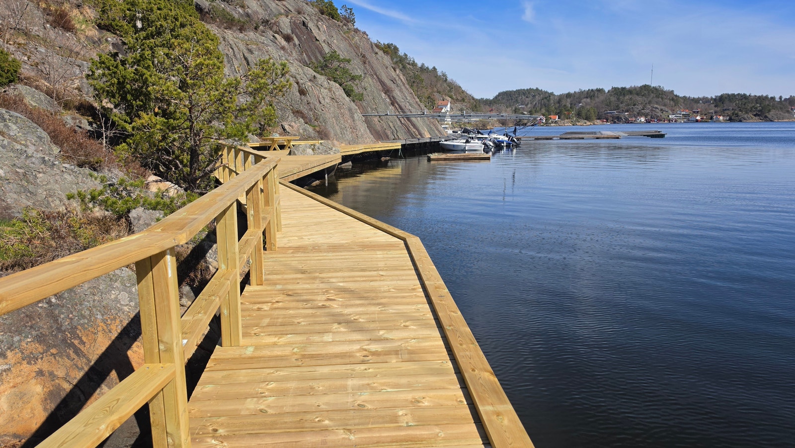 Nylig utviklet strandområde som bindes sammen med båthavnen gjennom en hyggelig bryggesti Galleribilde